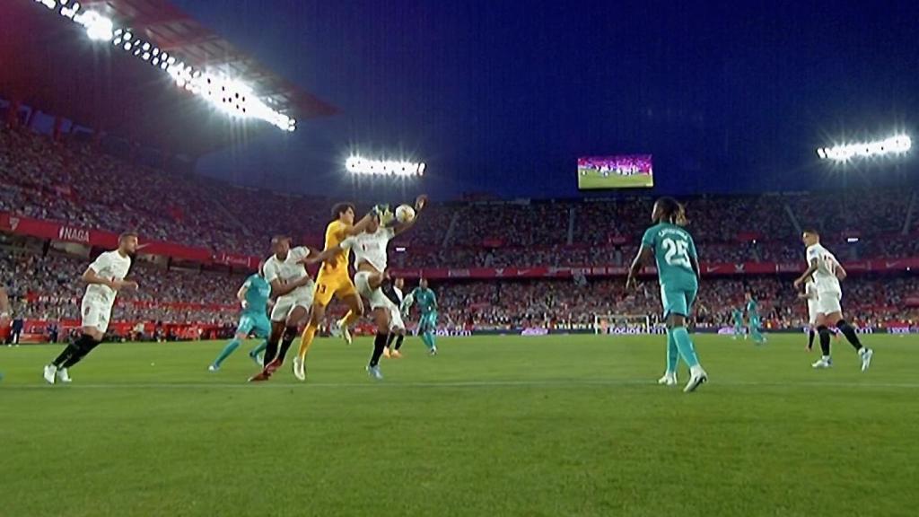 Mano de Diego Carlos en el área del Sevilla