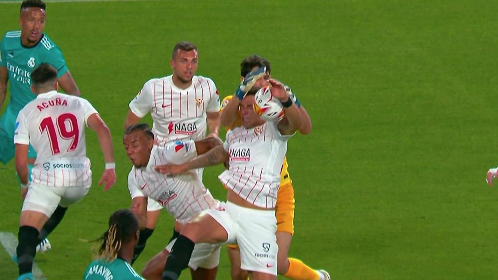 Mano de Diego Carlos en el área del Sevilla