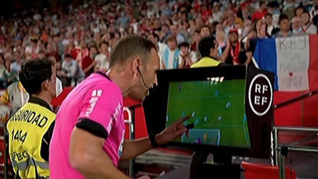 Cuadra Fernández consulta el VAR para anular el gol de Vinicius