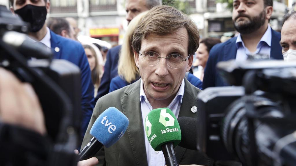José Luis Martínez-Almeida atiende los medios durante la Tamborrada en Madrid.
