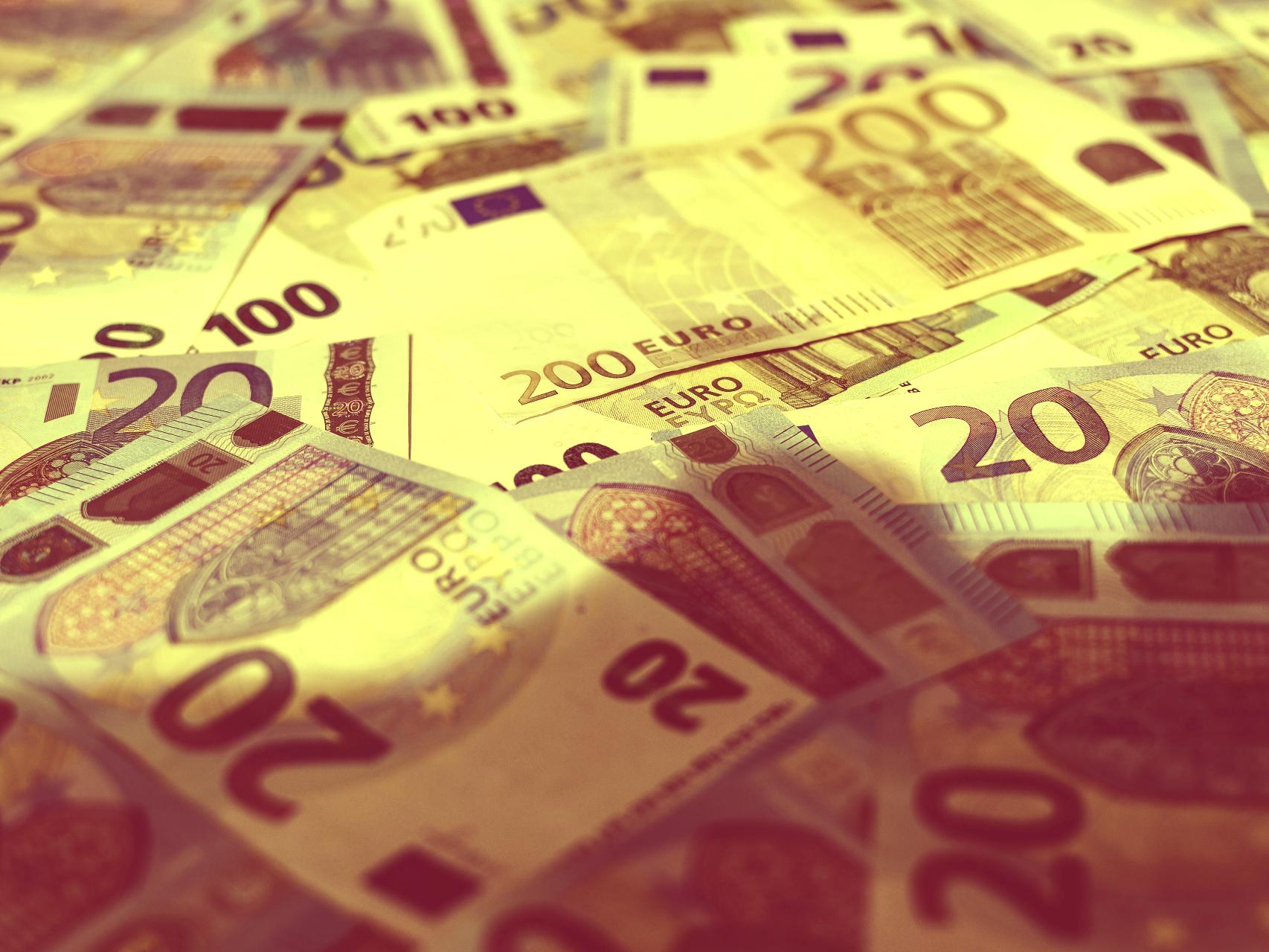 Diferentes billetes de euro.