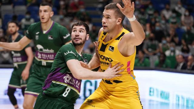 Brizuela defiende a Sulejmanovic.