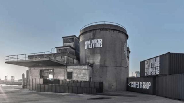 Montaje de ‘Peter Lindbergh: Untold Stories’ en el Muelle de Batería de A Coruña.