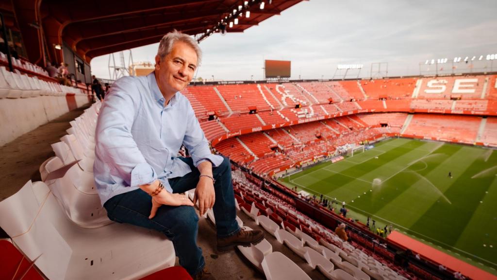 Manolo Lama, ante el Gol Norte, la zona donde se sitúan los Biris Norte.