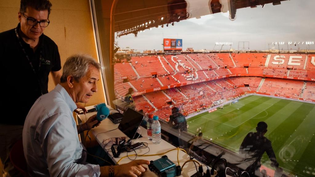 Manolo Lama hace las pruebas de sonido antes del inicio del partido.