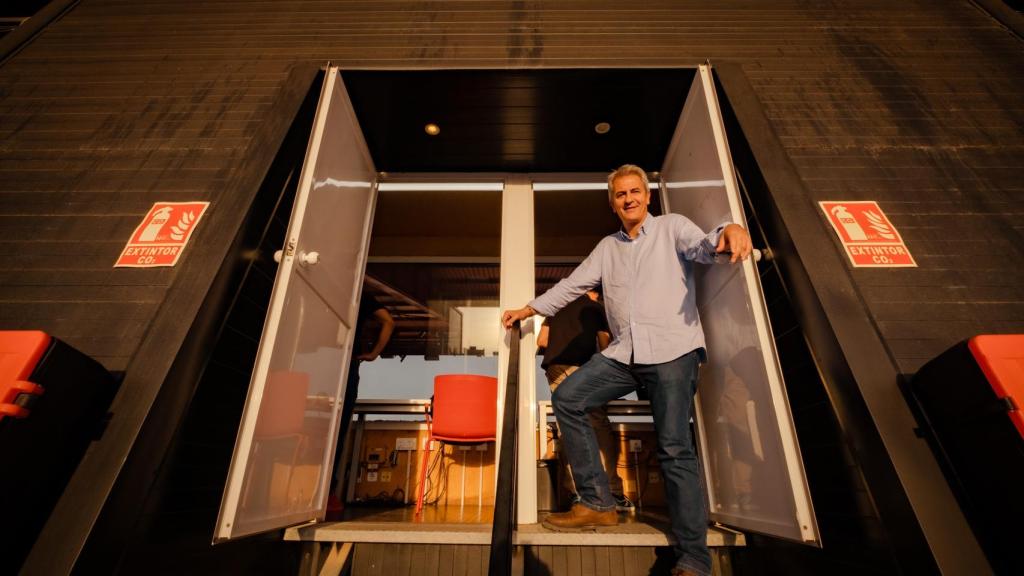 Manolo Lama, en la entrada a su cabina.