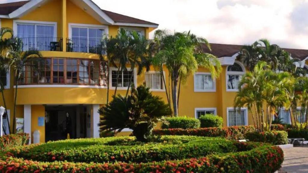 Una de las entradas del hotel en el que la producción y la presentadora de 'Supervivientes' se alojarán durante tres meses.