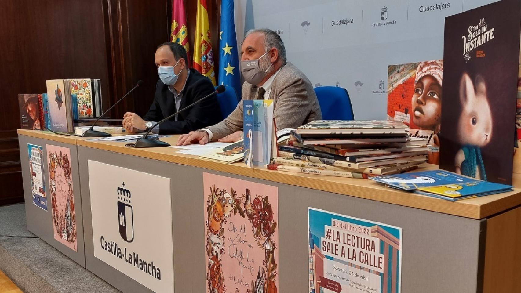El delegado de Educación, Ángel Fernández-Montes, y el director de la Biblioteca Provincial, Jorge Gómez.