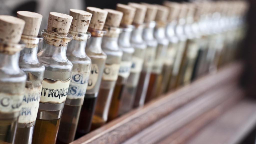 Una serie de botes con productos de aromaterapia