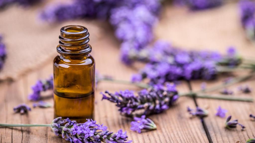 Un bote con aceite de lavanda
