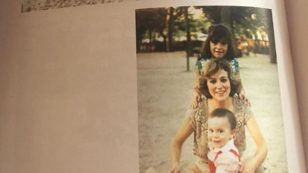 La mujer de Barreda, Clementina Díez de Baldeón, con sus hijos cuando eran unos niños, en una imagen de libro.