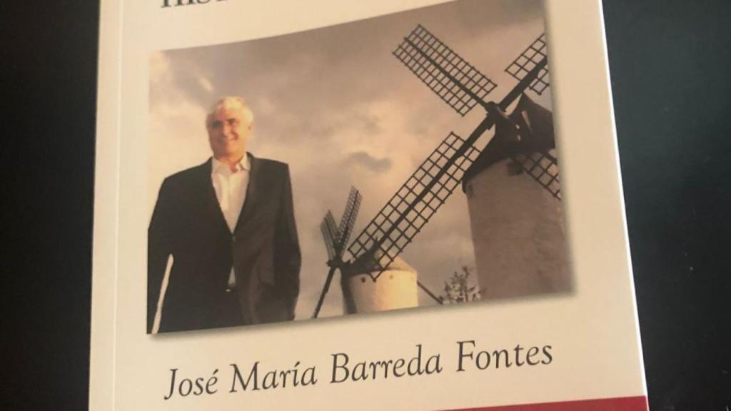 Portada del libro, con el autor y los molinos manchegos de fondo.