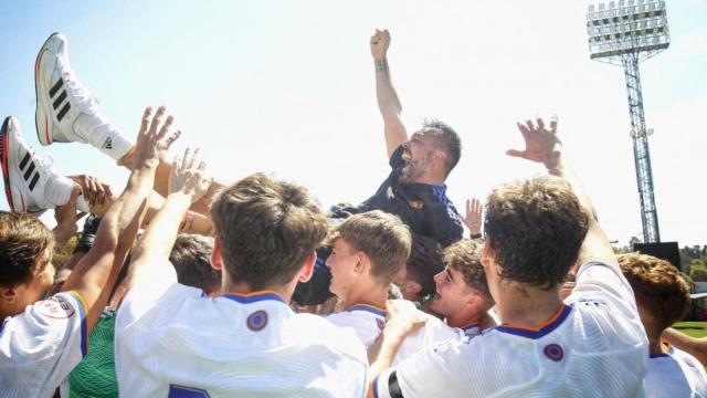 Hernán Pérez, manteado por los jugadores del Juvenil A del Real Madrid.