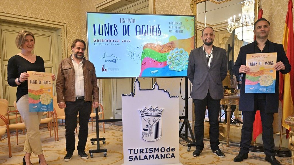El Ayuntamiento organiza el Festival Lunes de Aguas con un variado programa de actividades en torno al río Tormes. En la imagen, presentación del festival