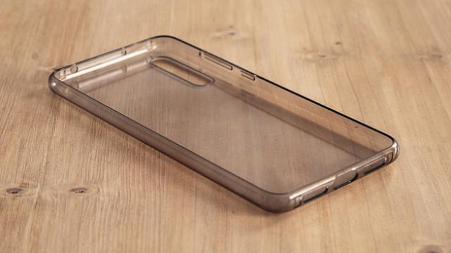 Di adiós al tono amarillo de la funda transparente de tu móvil