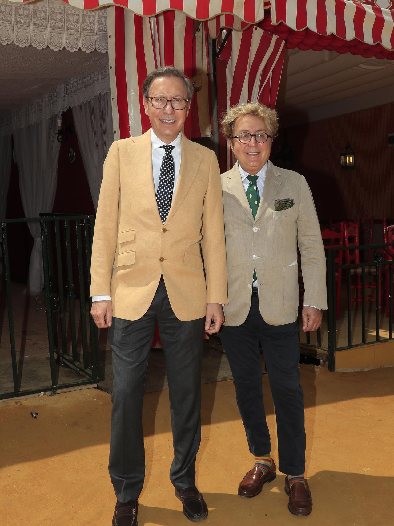 Victorio y Lucchino posando durante la Feria de Abril de 2019.