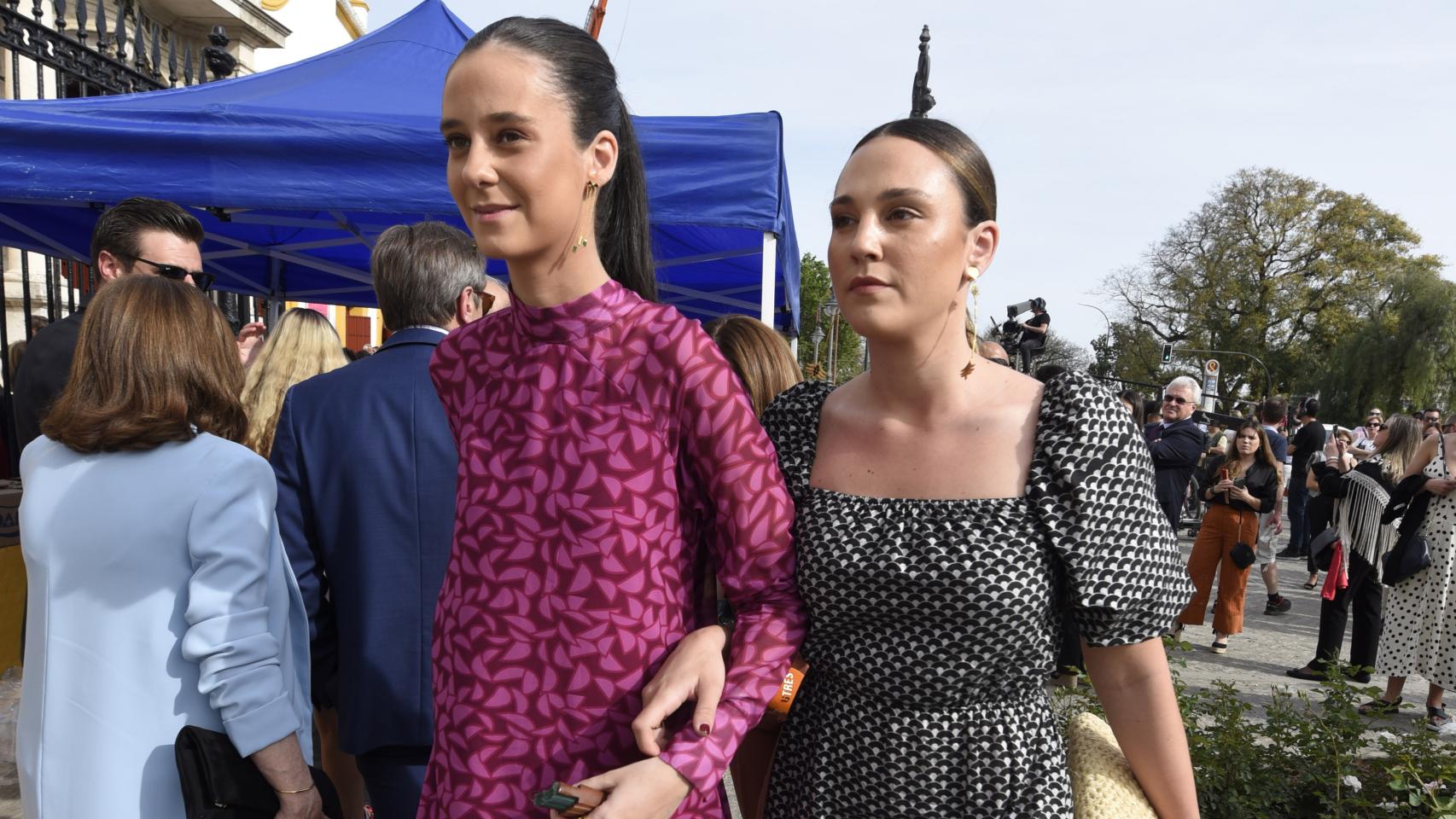 Victoria Federica y Rocío Laffón en la Maestranza de Sevilla.