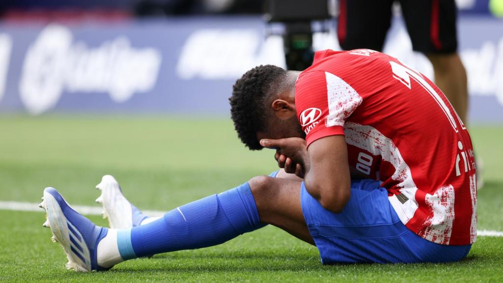 Thomas Lemar, llorando en el campo tras lesionarse