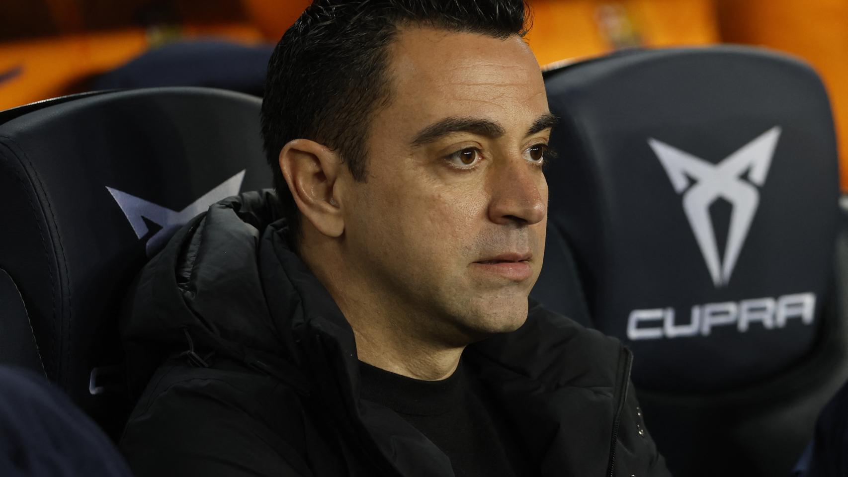 Xavi Hernández, en el banquillo del Camp Nou