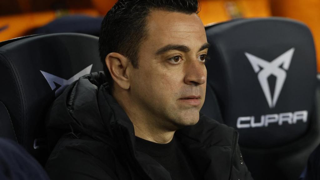 Xavi Hernández, en el banquillo del Camp Nou