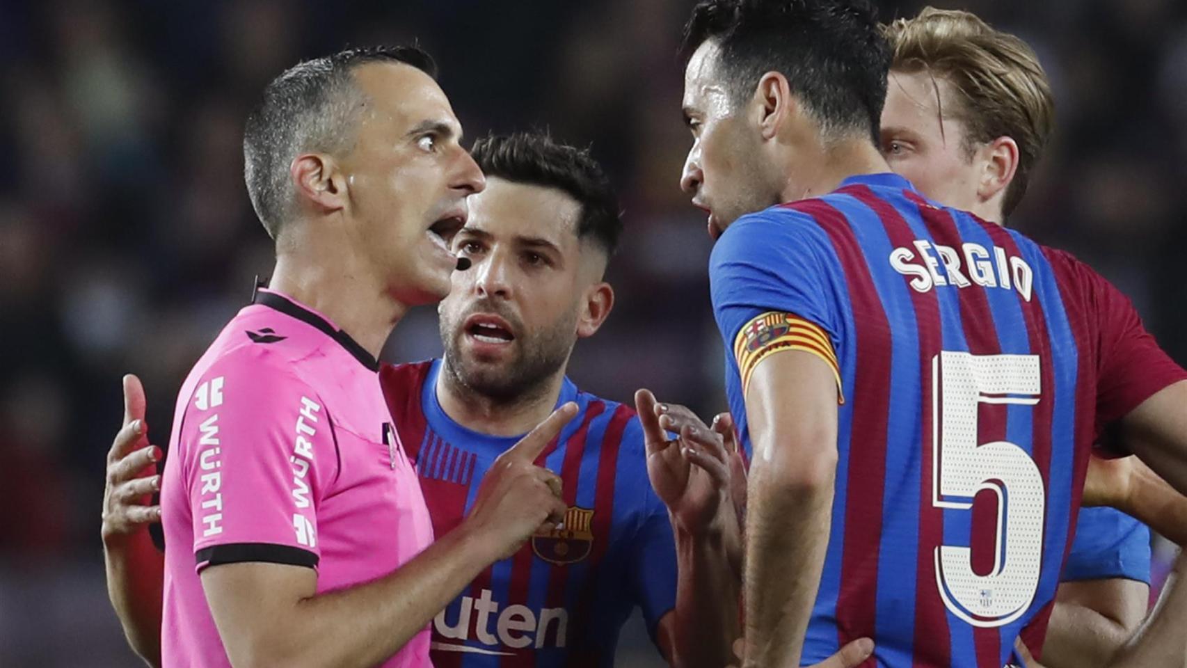 Los jugadores del Barcelona, protestando a Jaime Latre