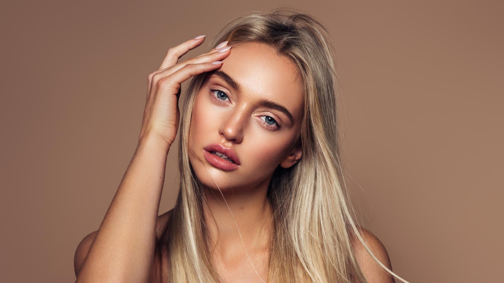 Una joven con el cabello alisado en The Beauty Concept.