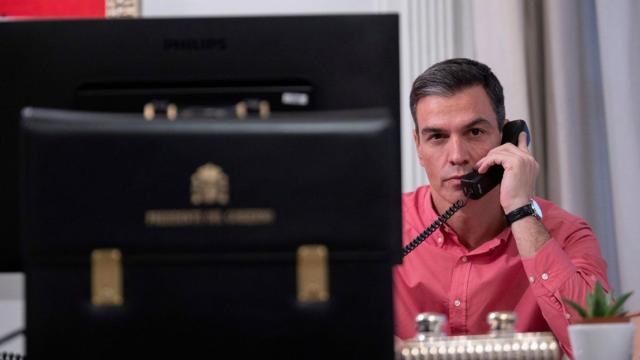 Pedro Sánchez, con gesto enigmático, en La Moncloa.