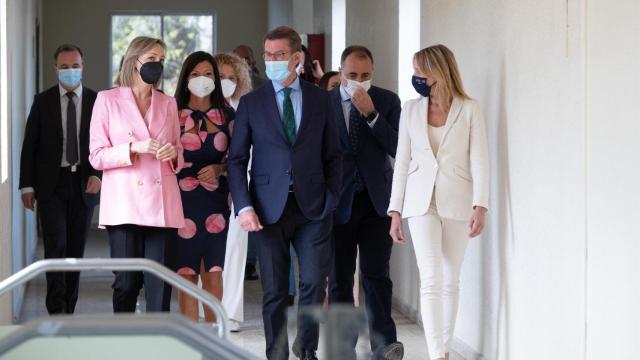Feijóo, durante su visita a las instalaciones del antiguo hospital de O Rebullón.