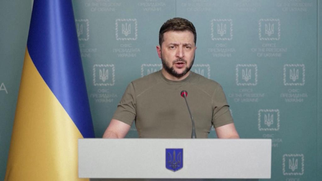 El presidente de ucrania, Volodimir Zelenski, durante el mensaje que ha ofrecido este lunes a la nación.