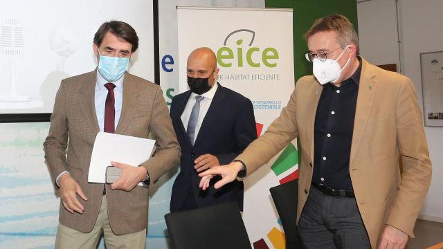 El presidente de AEICE, Enrique Corberos, junto al consejero de Fomento y Medio Ambiente en funciones, Juan Carlos Suárez-Quiñones