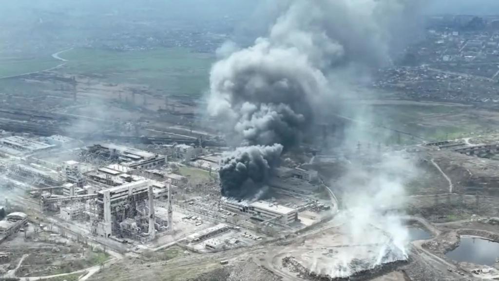 Bombardeo ruso a la acería Azovstal, en Mariúpol.