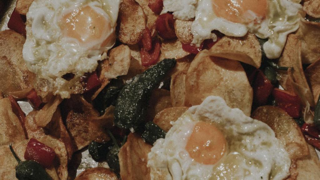 Sartená de huevos, patatas y pimientos.