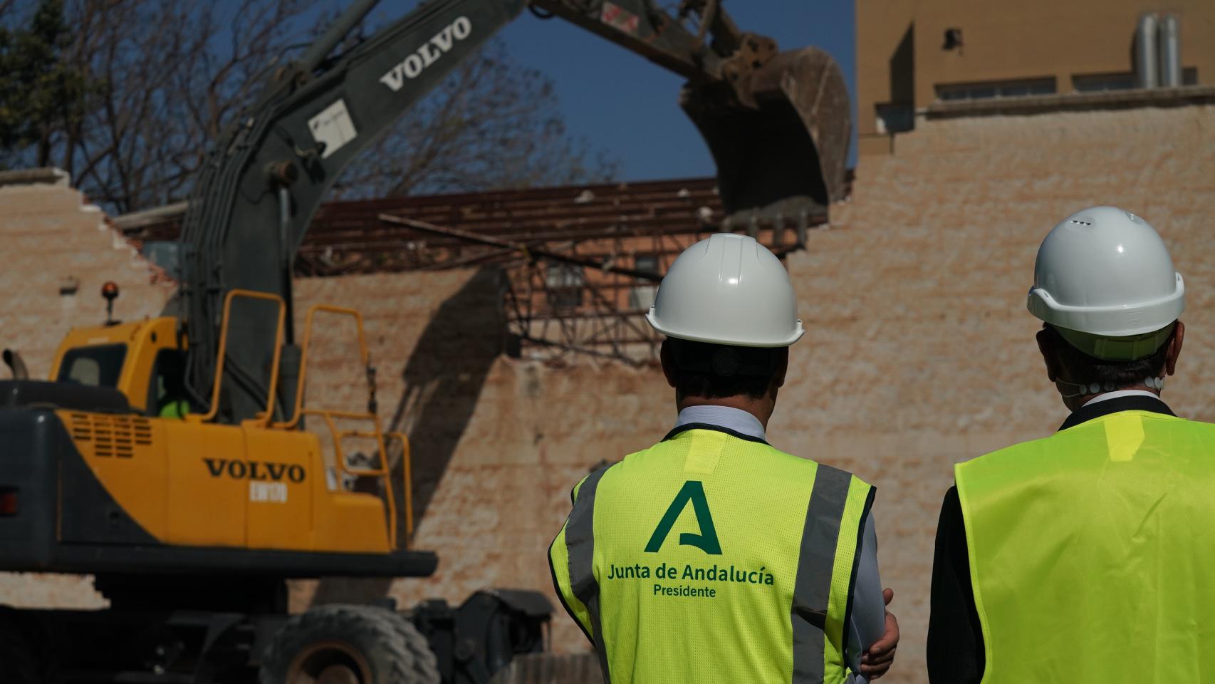 Juanma Moreno contempla la demolición previa a la construcción del tercer hospital de Málaga.