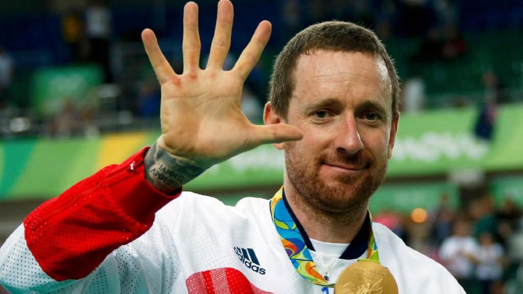 Bradley Wiggins exhibiendo su última medalla olímpica.