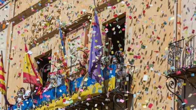 Un instante de las Aleluyas en el balcón del Ayuntamiento de Elche.