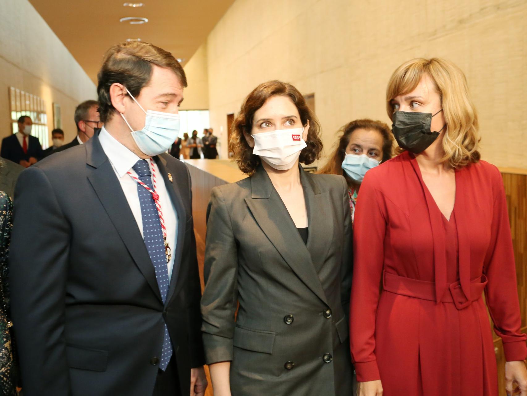 La ministra de Educación, Pilar Alegría, junto al presidente de la Junta, Alfonso Fernández Mañueco, y la presidenta madrileña, Isabel Díaz Ayuso. / ICAL