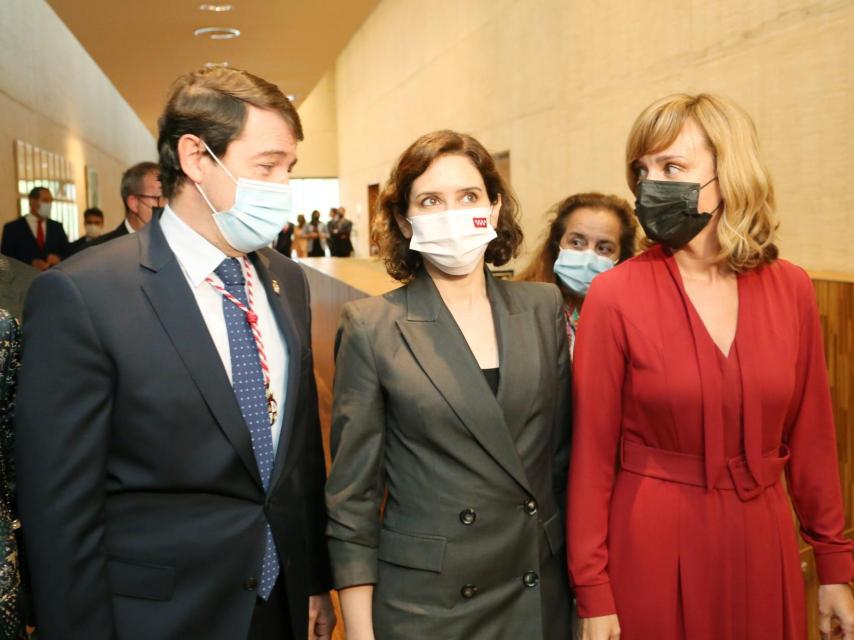La ministra de Educación, Pilar Alegría, junto al presidente de la Junta, Alfonso Fernández Mañueco, y la presidenta madrileña, Isabel Díaz Ayuso. / ICAL