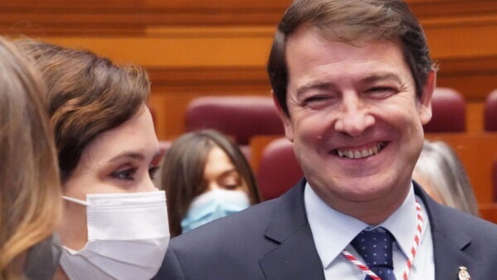 Alfonso Fernández Mañueco sonriente en su toma de posesión. Fotografía: Rubén Cacho / ICAL