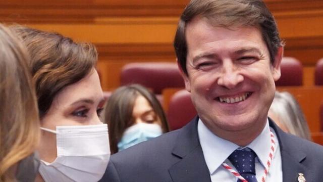 Alfonso Fernández Mañueco sonriente en su toma de posesión. Fotografía: Rubén Cacho / ICAL