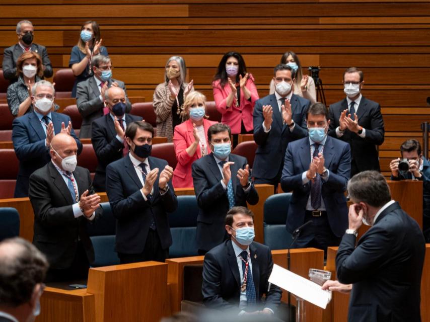 Mañueco con el resto de procuradores, entre ellos varios consejeros, a sus espaldas