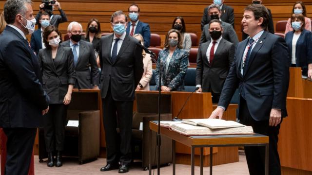 Mañueco toma posesión como presidente del primer Gobierno de PP y Vox ante Rajoy y Ayuso