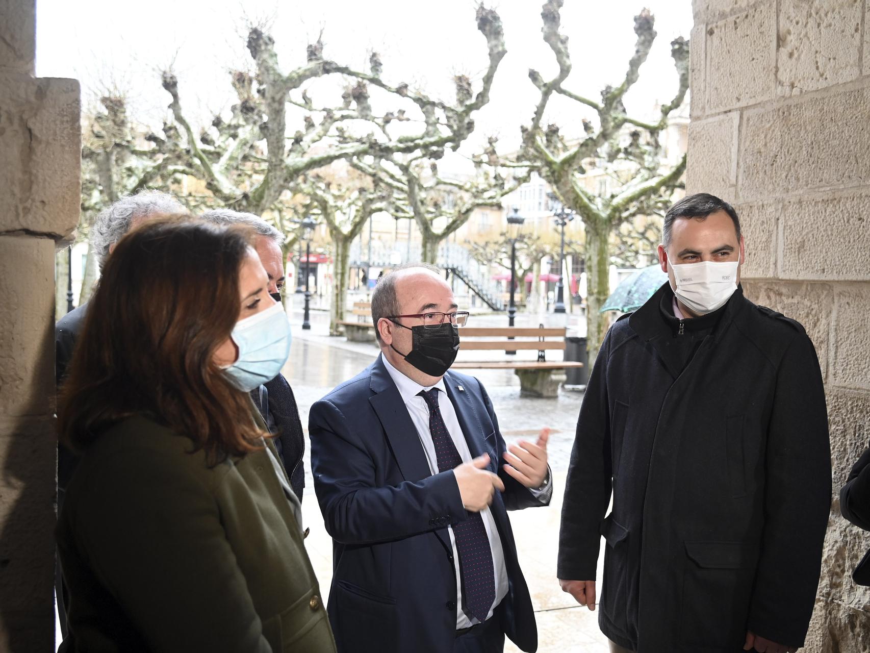 El ministro de Cultura y Deporte, Miquel Iceta, durante su visita de este martes al casco histórico de Briviesca. / ICAL