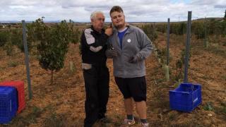 César y su padre en el viñedo