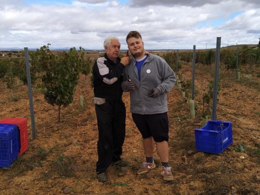 César y su padre en el viñedo