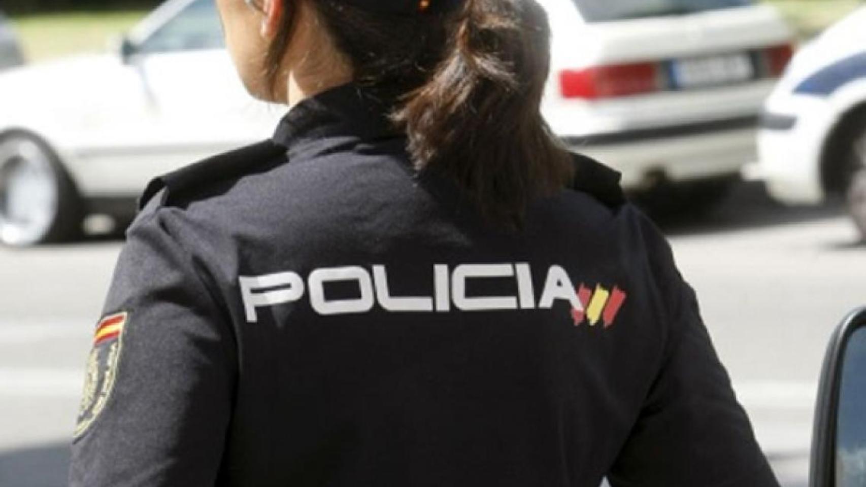 Una agente de la Policía Nacional
