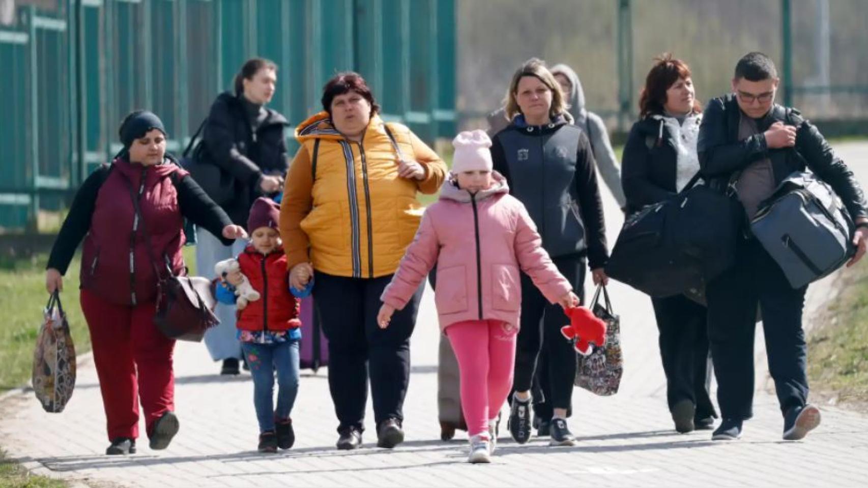 Refugiados ucranianos cruzando la frontera con Polonia