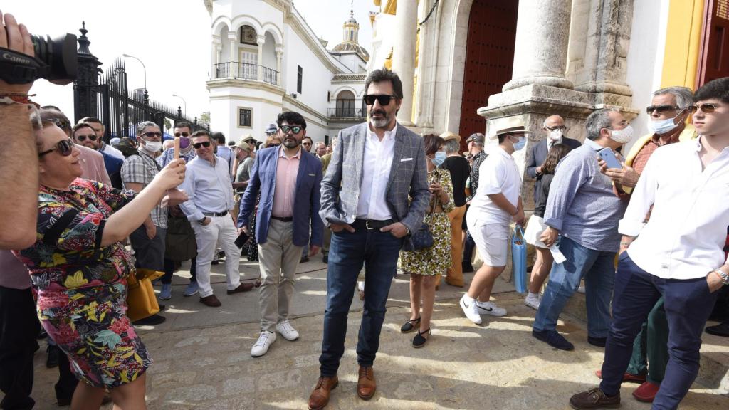 Juan del Val acudió a la corrida del Domingo de Resurrección celebrada en la Maestranza de Sevilla el domingo 17 de abril.