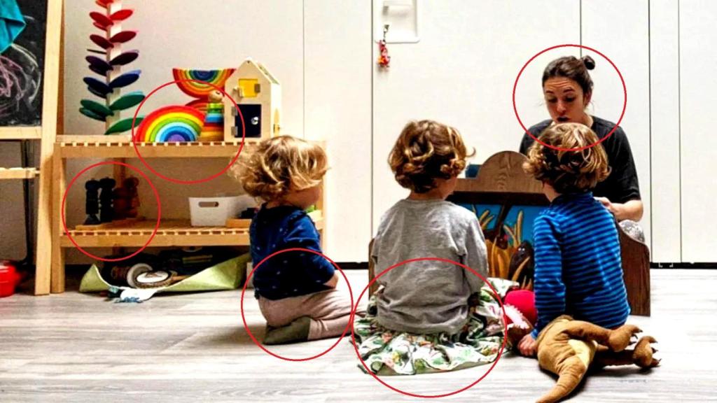 La ministra de Igualdad, Irene Montero, junto a sus tres hijos en el cuarto de juegos de su casa.