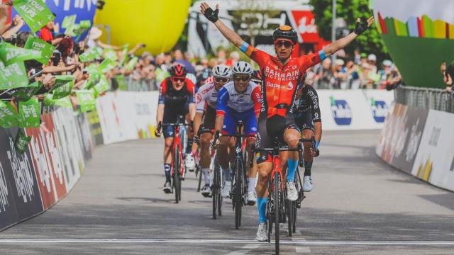 Pello Bilbao celebra su triunfo en la segunda etapa del Tour de los Alpes.
