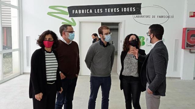 El conseller de Fondos Europeos, Universidad y Cultura, Miquel Company; la directora del SOIB en Menorca, Miriam Cuerva; el gerente de la Fundación Bit, Toni Roig; la delegada territorial en Menorca, Carmen Crespo; y el director del Centre de la Mar, Carlos García, durante una visita al CentreBit de Menorca.